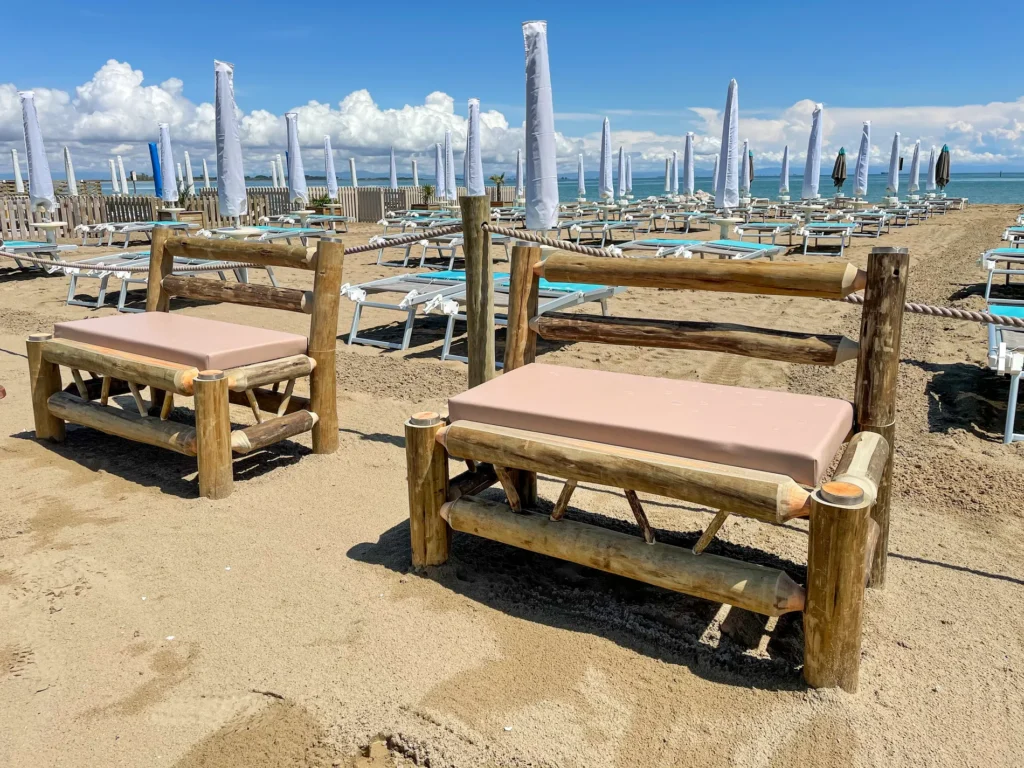 Mobilier et compl&eacute;ments bambou cannes bambou feuilles palmier roseau africain pergolas parasols kiosques chiringuitos v&eacute;randas &eacute;tablissements baln&eacute;aires lidos restaurants plages parcs h&ocirc;tels piscines
