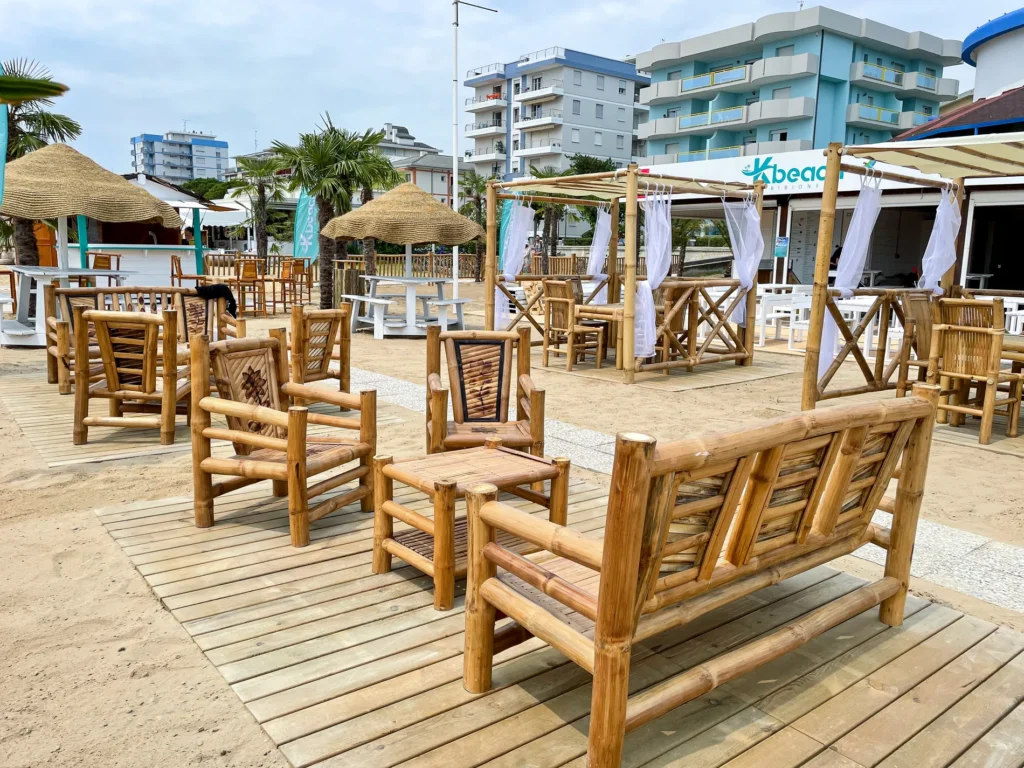 Mobilier et compl&eacute;ments bambou cannes bambou feuilles palmier roseau africain pergolas parasols kiosques chiringuitos v&eacute;randas &eacute;tablissements baln&eacute;aires lidos restaurants plages parcs h&ocirc;tels piscines