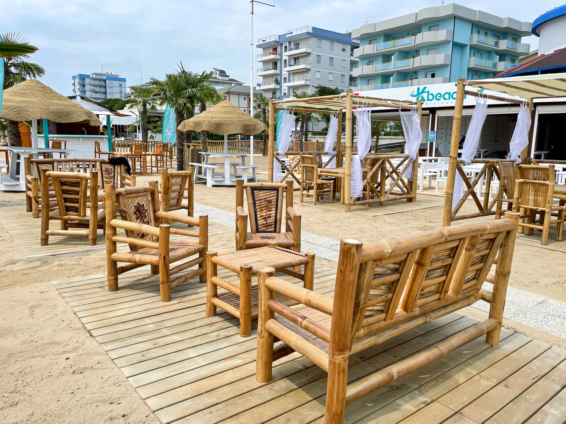 Mobilier et compl&eacute;ments bambou cannes bambou feuilles palmier roseau africain pergolas parasols kiosques chiringuitos v&eacute;randas &eacute;tablissements baln&eacute;aires lidos restaurants plages parcs h&ocirc;tels piscines