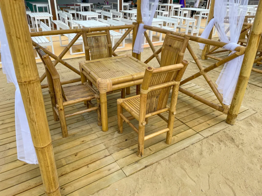 Mobilier et compl&eacute;ments bambou cannes bambou feuilles palmier roseau africain pergolas parasols kiosques chiringuitos v&eacute;randas &eacute;tablissements baln&eacute;aires lidos restaurants plages parcs h&ocirc;tels piscines