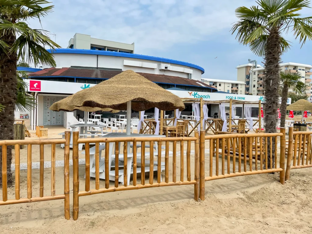 Mobilier et compl&eacute;ments bambou cannes bambou feuilles palmier roseau africain pergolas parasols kiosques chiringuitos v&eacute;randas &eacute;tablissements baln&eacute;aires lidos restaurants plages parcs h&ocirc;tels piscines