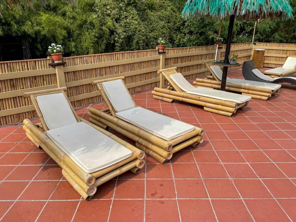 Mobilier et compl&eacute;ments bambou cannes bambou feuilles palmier roseau africain pergolas parasols kiosques chiringuitos v&eacute;randas &eacute;tablissements baln&eacute;aires lidos restaurants plages parcs h&ocirc;tels piscines