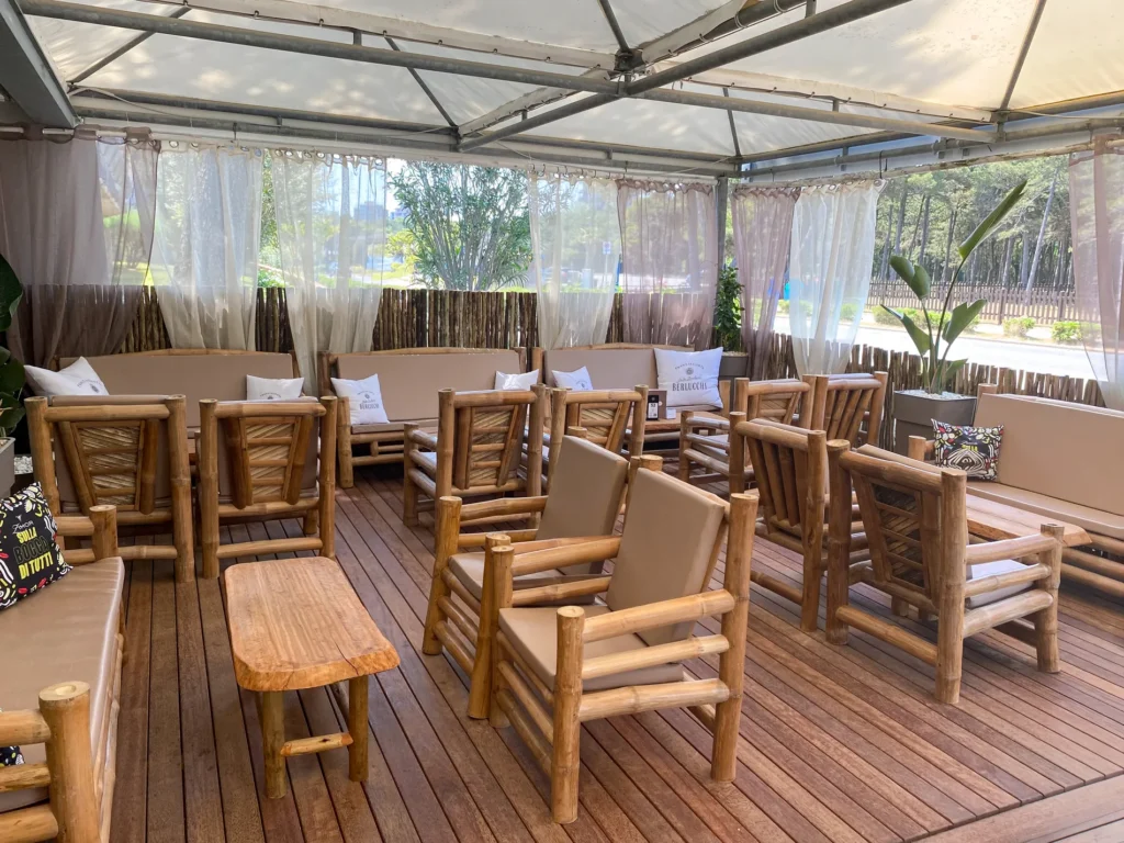 Mobilier et compl&eacute;ments bambou cannes bambou feuilles palmier roseau africain pergolas parasols kiosques chiringuitos v&eacute;randas &eacute;tablissements baln&eacute;aires lidos restaurants plages parcs h&ocirc;tels piscines