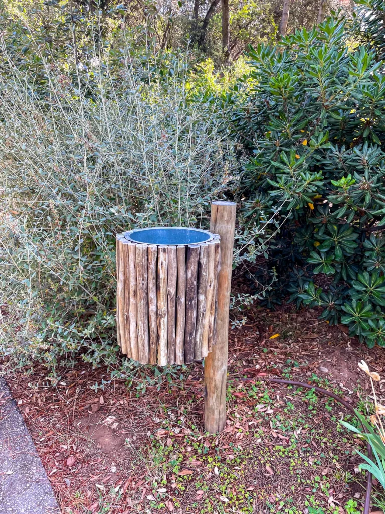 Mobilier et compl&eacute;ments bambou cannes bambou feuilles palmier roseau africain pergolas parasols kiosques chiringuitos v&eacute;randas &eacute;tablissements baln&eacute;aires lidos restaurants plages parcs h&ocirc;tels piscines