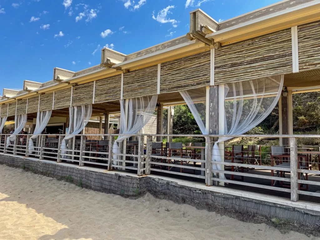 Mobilier et compl&eacute;ments bambou cannes bambou feuilles palmier roseau africain pergolas parasols kiosques chiringuitos v&eacute;randas &eacute;tablissements baln&eacute;aires lidos restaurants plages parcs h&ocirc;tels piscines