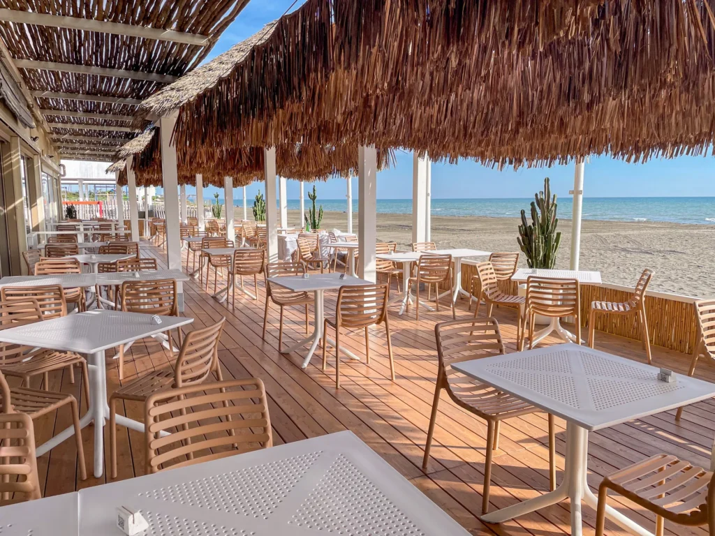 Mobilier et compl&eacute;ments bambou cannes bambou feuilles palmier roseau africain pergolas parasols kiosques chiringuitos v&eacute;randas &eacute;tablissements baln&eacute;aires lidos restaurants plages parcs h&ocirc;tels piscines