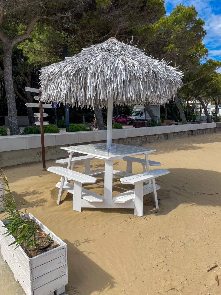 Mobilier et compl&eacute;ments bambou cannes bambou feuilles palmier roseau africain pergolas parasols kiosques chiringuitos v&eacute;randas &eacute;tablissements baln&eacute;aires lidos restaurants plages parcs h&ocirc;tels piscines