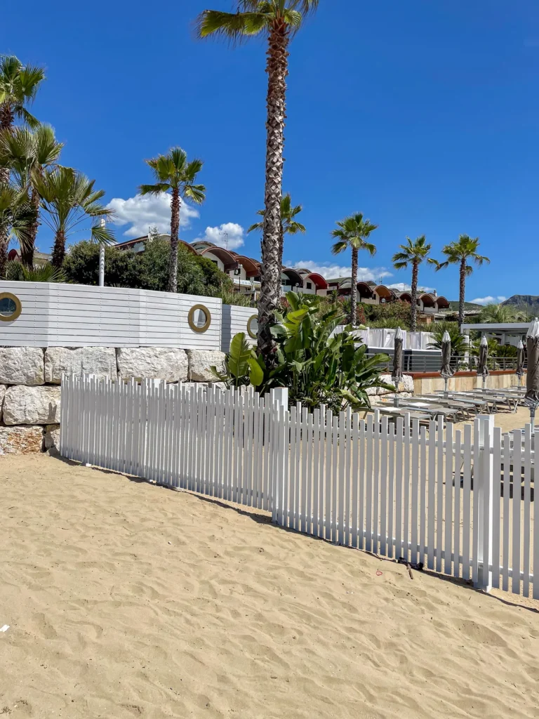 Mobilier et compl&eacute;ments bambou cannes bambou feuilles palmier roseau africain pergolas parasols kiosques chiringuitos v&eacute;randas &eacute;tablissements baln&eacute;aires lidos restaurants plages parcs h&ocirc;tels piscines