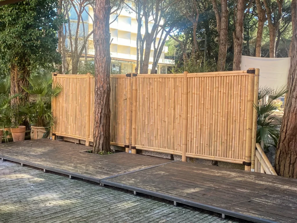 Mobilier et compl&eacute;ments bambou cannes bambou feuilles palmier roseau africain pergolas parasols kiosques chiringuitos v&eacute;randas &eacute;tablissements baln&eacute;aires lidos restaurants plages parcs h&ocirc;tels piscines