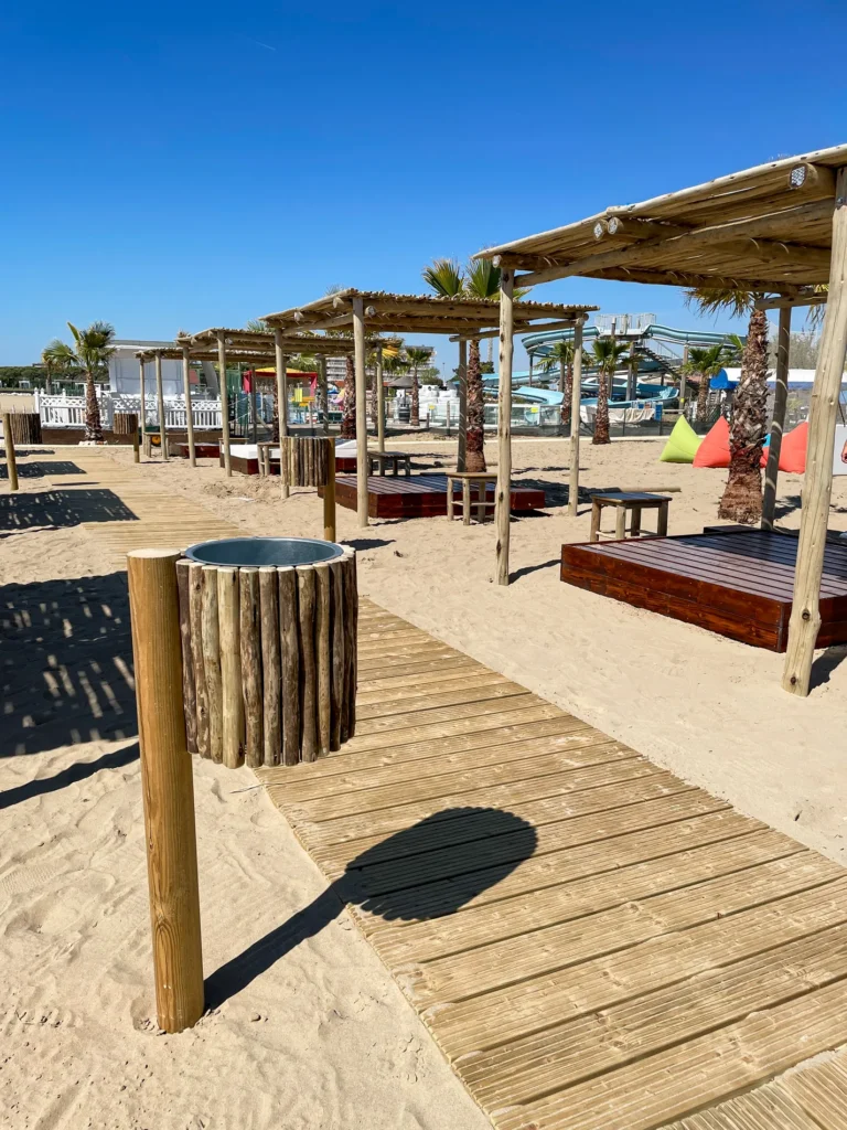 Mobilier et compl&eacute;ments bambou cannes bambou feuilles palmier roseau africain pergolas parasols kiosques chiringuitos v&eacute;randas &eacute;tablissements baln&eacute;aires lidos restaurants plages parcs h&ocirc;tels piscines