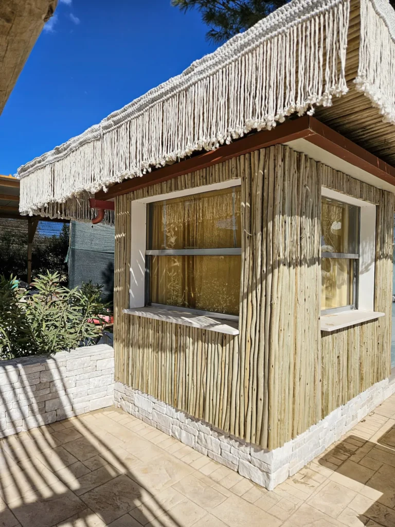 Mobilier et compl&eacute;ments bambou cannes bambou feuilles palmier roseau africain pergolas parasols kiosques chiringuitos v&eacute;randas &eacute;tablissements baln&eacute;aires lidos restaurants plages parcs h&ocirc;tels piscines