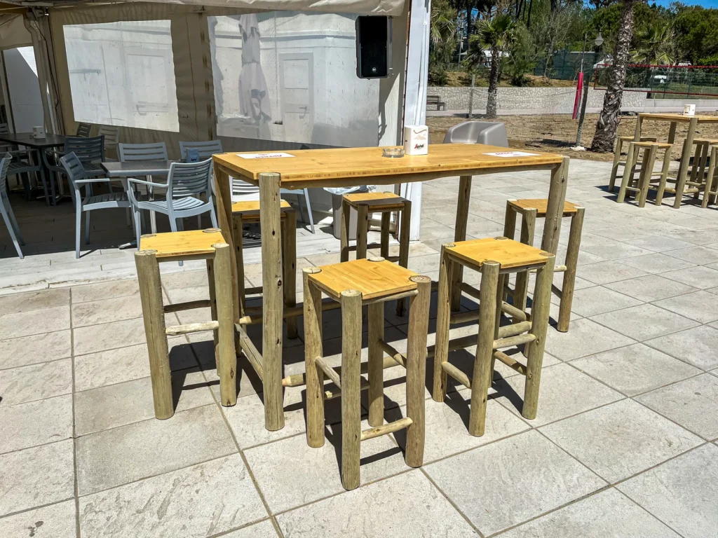 Mobilier et compl&eacute;ments bambou cannes bambou feuilles palmier roseau africain pergolas parasols kiosques chiringuitos v&eacute;randas &eacute;tablissements baln&eacute;aires lidos restaurants plages parcs h&ocirc;tels piscines