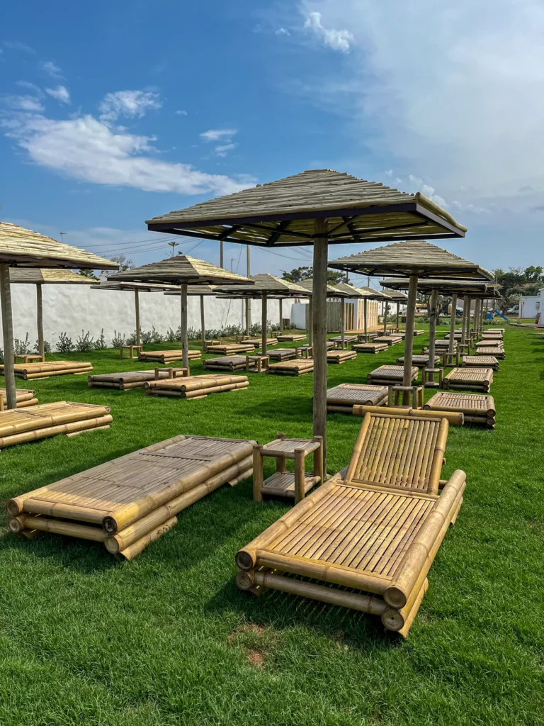 Mobilier et compl&eacute;ments bambou cannes bambou feuilles palmier roseau africain pergolas parasols kiosques chiringuitos v&eacute;randas &eacute;tablissements baln&eacute;aires lidos restaurants plages parcs h&ocirc;tels piscines