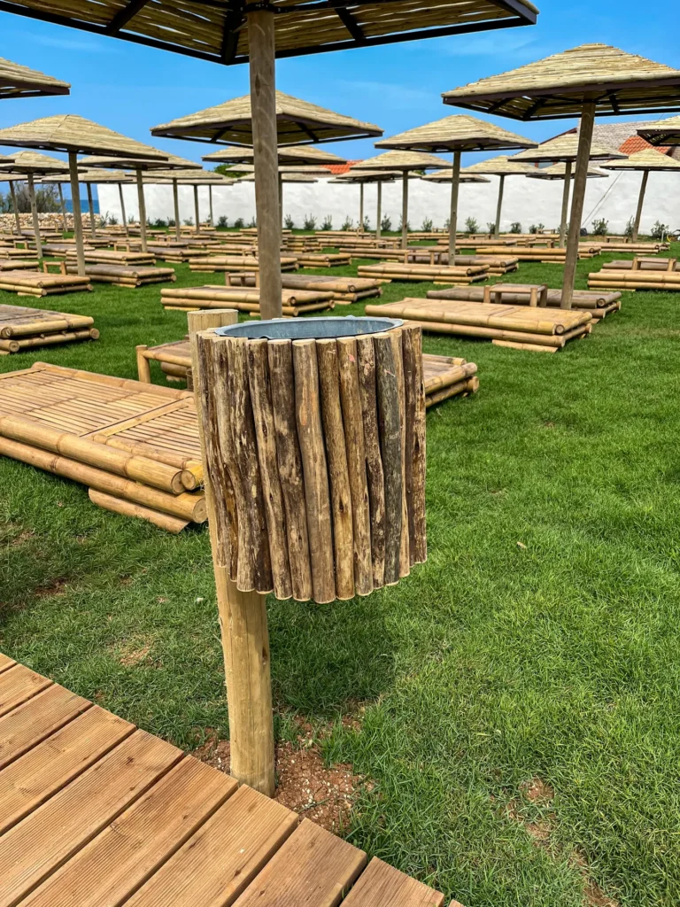 Mobilier et compl&eacute;ments bambou cannes bambou feuilles palmier roseau africain pergolas parasols kiosques chiringuitos v&eacute;randas &eacute;tablissements baln&eacute;aires lidos restaurants plages parcs h&ocirc;tels piscines