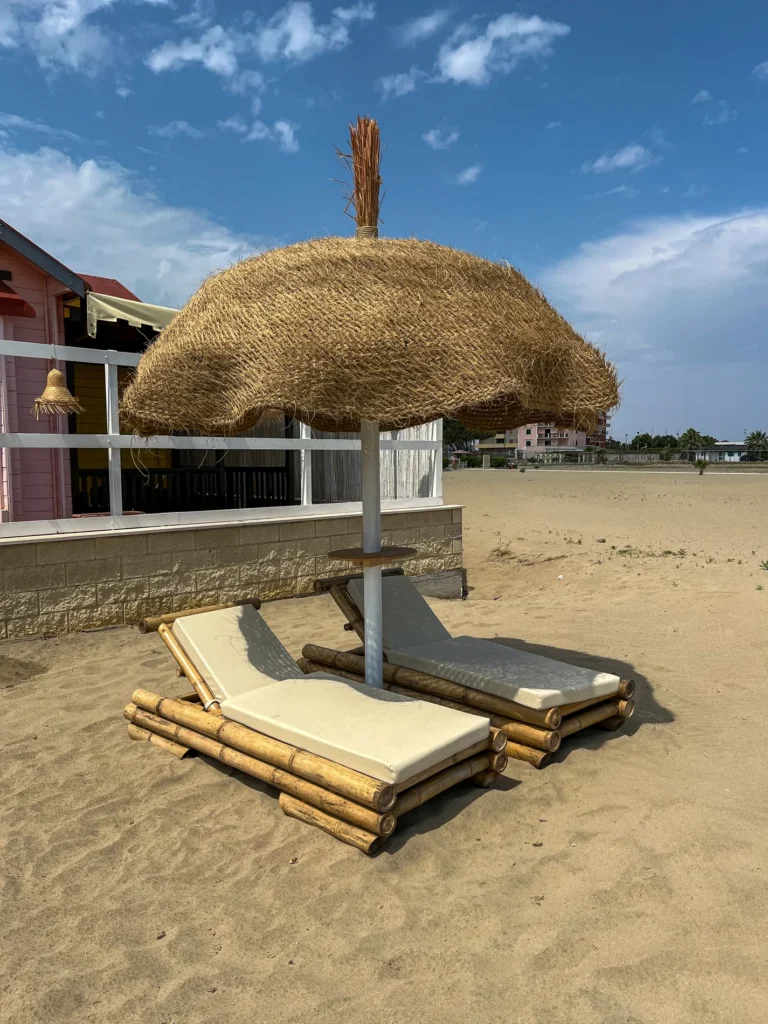 Mobilier et compl&eacute;ments bambou cannes bambou feuilles palmier roseau africain pergolas parasols kiosques chiringuitos v&eacute;randas &eacute;tablissements baln&eacute;aires lidos restaurants plages parcs h&ocirc;tels piscines