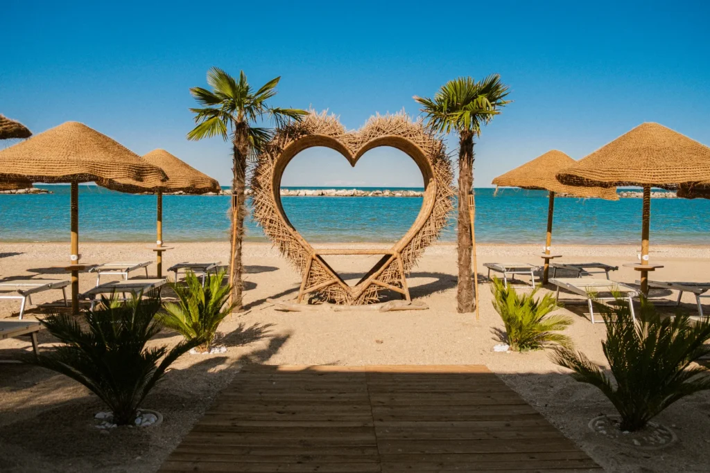 Mobilier et compl&eacute;ments bambou cannes bambou feuilles palmier roseau africain pergolas parasols kiosques chiringuitos v&eacute;randas &eacute;tablissements baln&eacute;aires lidos restaurants plages parcs h&ocirc;tels piscines