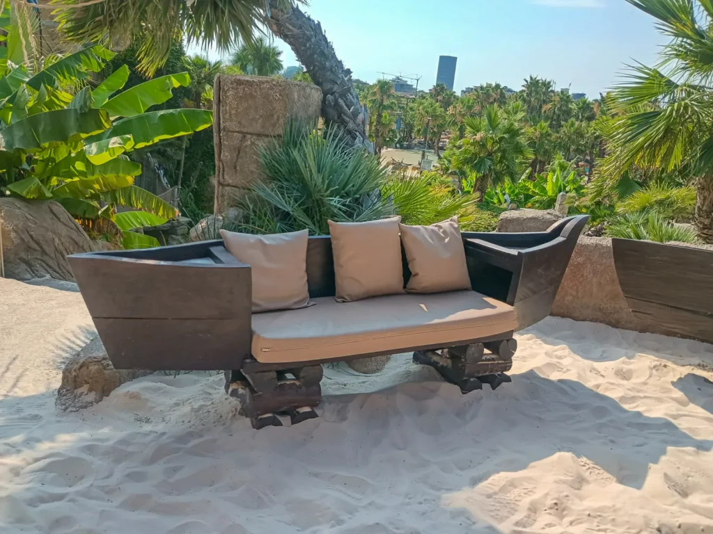 Mobilier et compl&eacute;ments bambou cannes bambou feuilles palmier roseau africain pergolas parasols kiosques chiringuitos v&eacute;randas &eacute;tablissements baln&eacute;aires lidos restaurants plages parcs h&ocirc;tels piscines