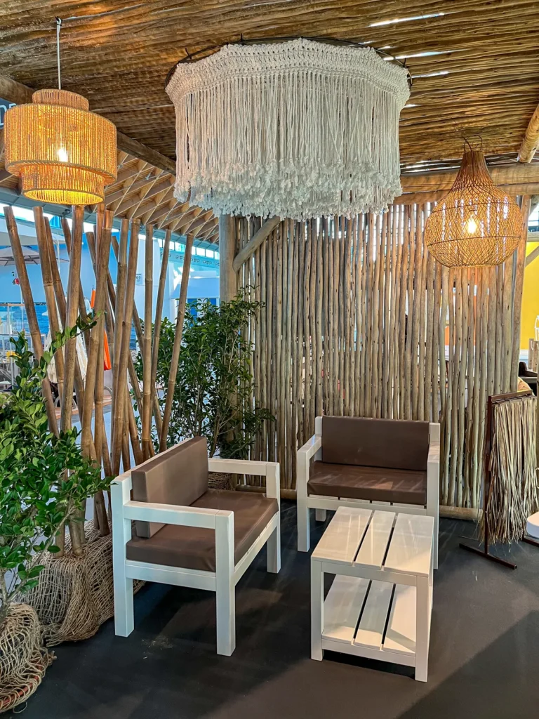 Mobilier et compl&eacute;ments bambou cannes bambou feuilles palmier roseau africain pergolas parasols kiosques chiringuitos v&eacute;randas &eacute;tablissements baln&eacute;aires lidos restaurants plages parcs h&ocirc;tels piscines