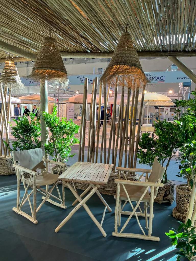 Mobilier et compl&eacute;ments bambou cannes bambou feuilles palmier roseau africain pergolas parasols kiosques chiringuitos v&eacute;randas &eacute;tablissements baln&eacute;aires lidos restaurants plages parcs h&ocirc;tels piscines