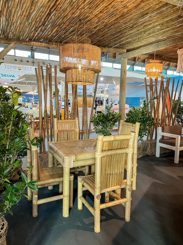Mobilier et compl&eacute;ments bambou cannes bambou feuilles palmier roseau africain pergolas parasols kiosques chiringuitos v&eacute;randas &eacute;tablissements baln&eacute;aires lidos restaurants plages parcs h&ocirc;tels piscines