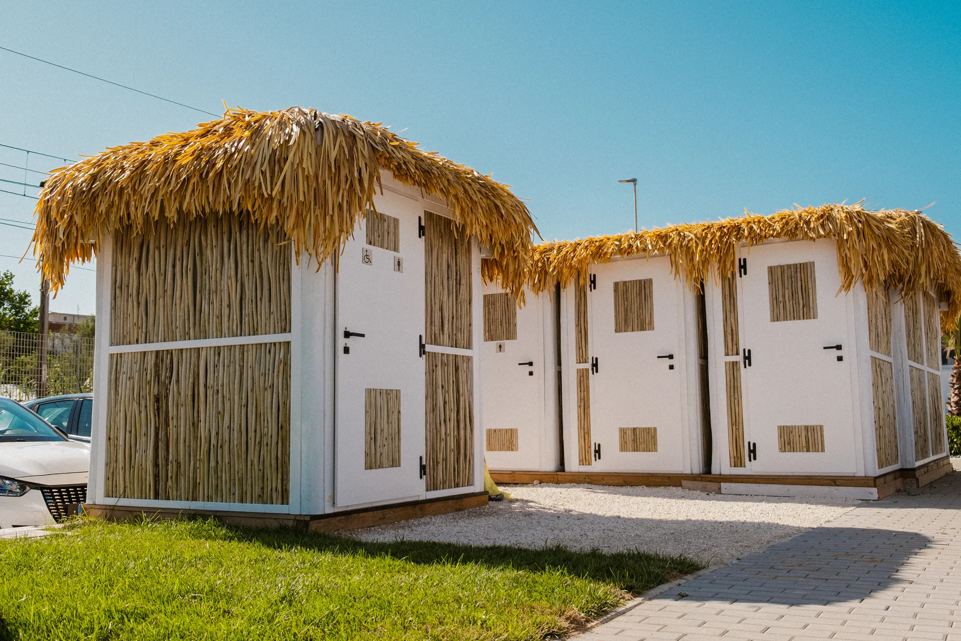 Cabine paille bambou cannes bambou feuilles palmier roseau africain pergolas parasols kiosques chiringuitos vérandas établissements balnéaires lidos restaurants plages parcs hôtels piscines