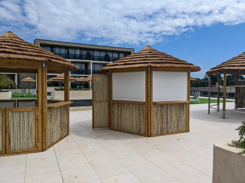 Kiosques bar chiringuitos mer plage bois bambou eucalyptus style ethnique exotique &eacute;tablissements baln&eacute;aires lidos restaurants plages parcs h&ocirc;tels piscines