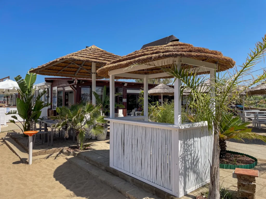 Kiosques bar chiringuitos mer plage bois bambou eucalyptus style ethnique exotique &eacute;tablissements baln&eacute;aires lidos restaurants plages parcs h&ocirc;tels piscines
