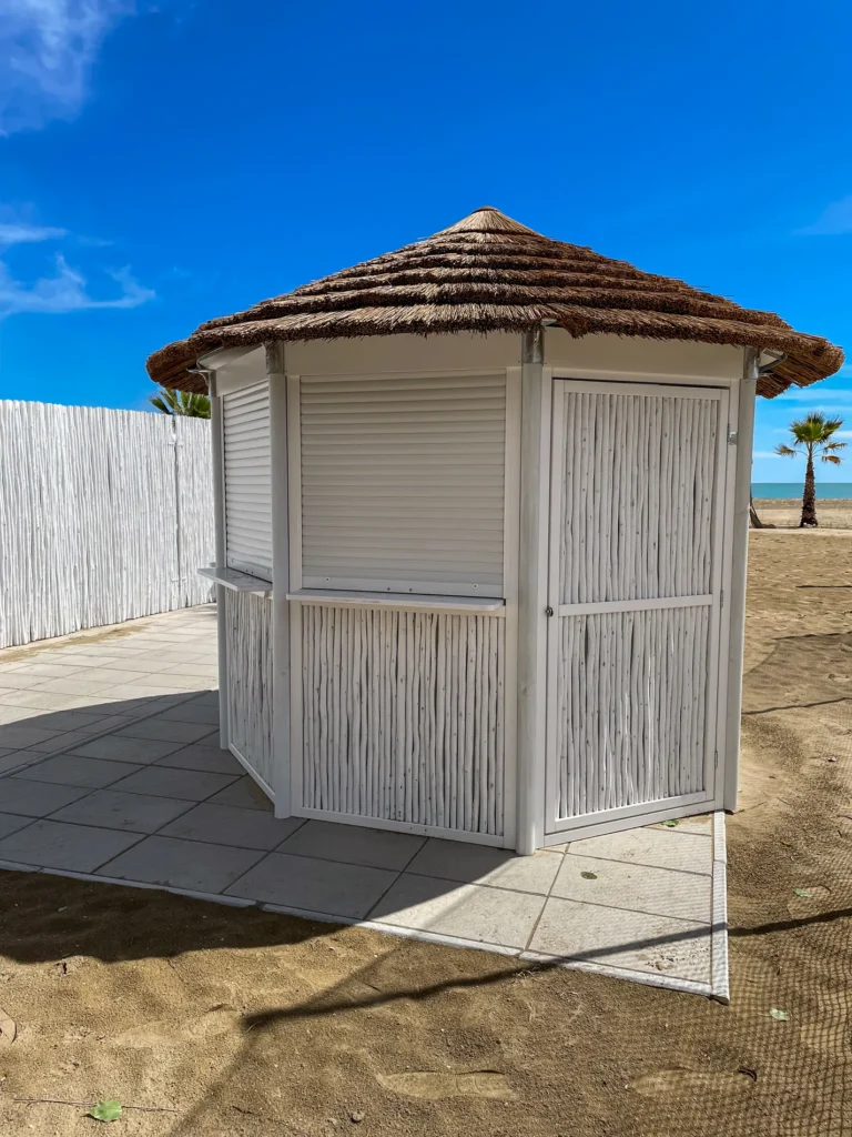 Kiosques bar chiringuitos mer plage bois bambou eucalyptus style ethnique exotique &eacute;tablissements baln&eacute;aires lidos restaurants plages parcs h&ocirc;tels piscines