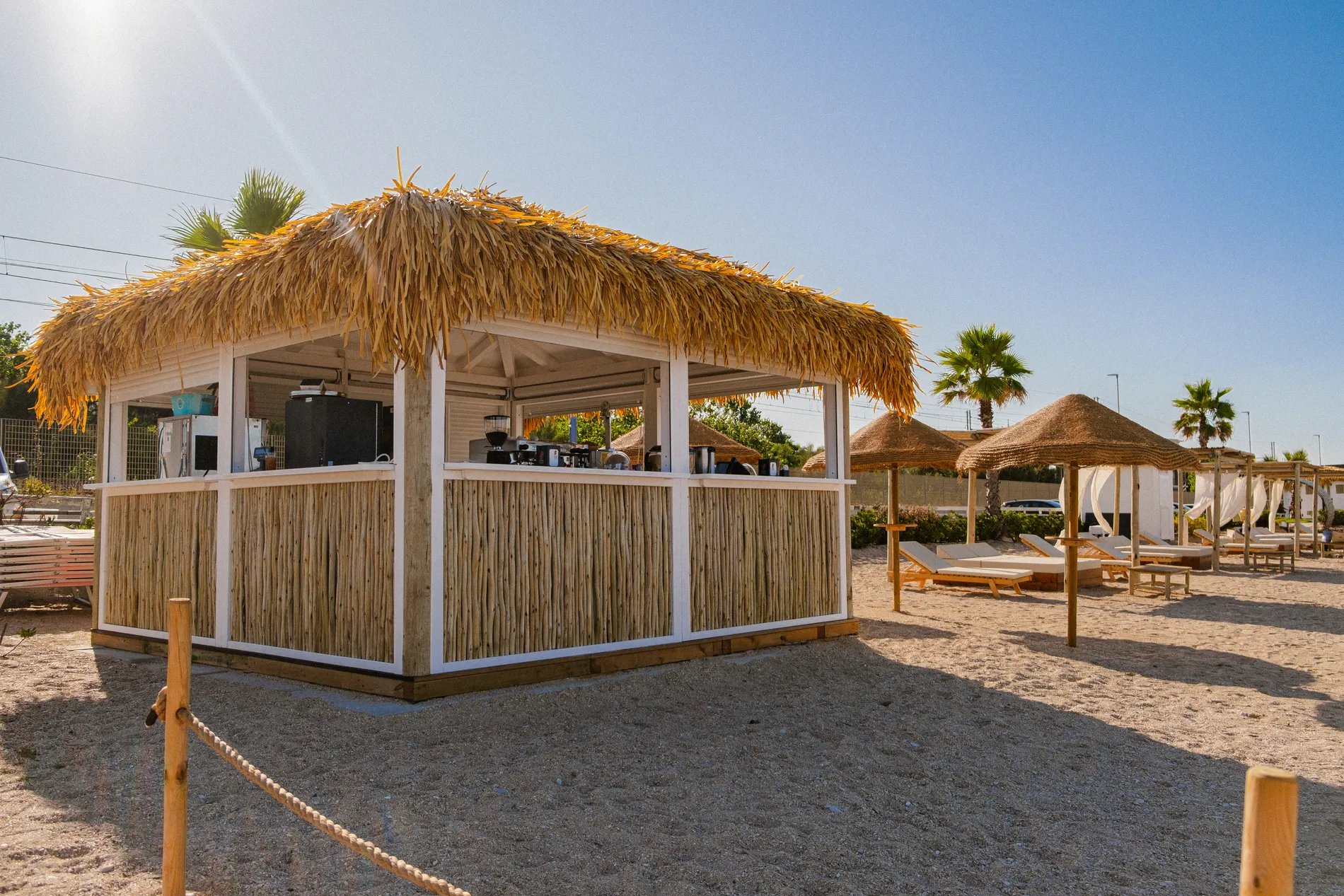 Kiosques bar chiringuitos mer plage bois bambou eucalyptus style ethnique exotique &eacute;tablissements baln&eacute;aires lidos restaurants plages parcs h&ocirc;tels piscines