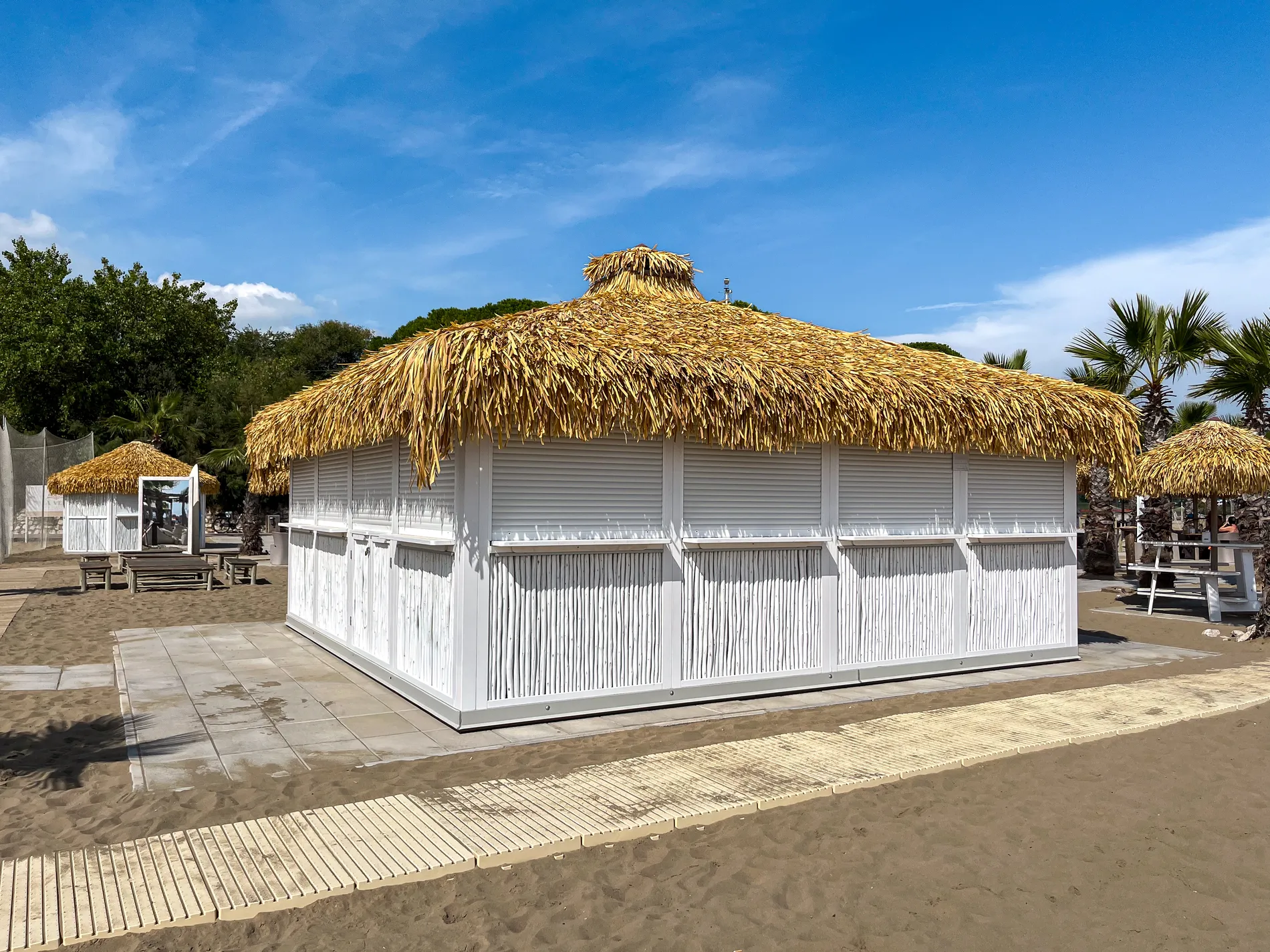 Kiosques bar chiringuitos mer plage bois bambou eucalyptus style ethnique exotique établissements balnéaires lidos restaurants plages parcs hôtels piscines