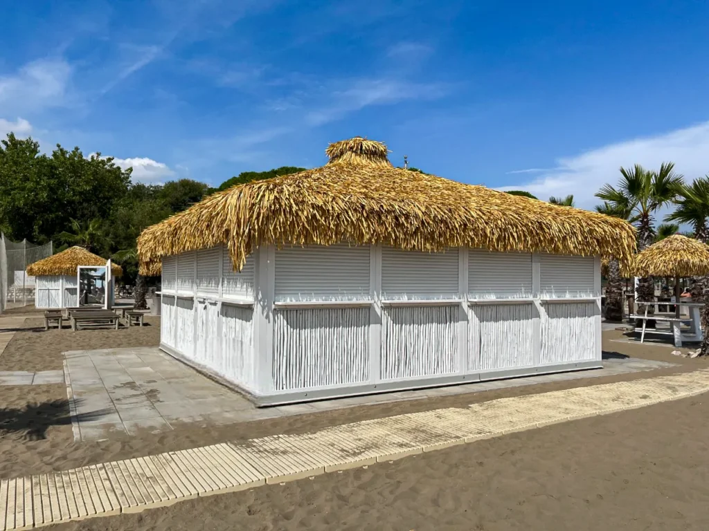 Kiosques bar chiringuitos mer plage bois bambou eucalyptus style ethnique exotique &eacute;tablissements baln&eacute;aires lidos restaurants plages parcs h&ocirc;tels piscines