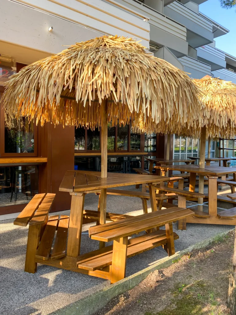 Compositions paille bambou cannes bambou feuilles palmier roseau africain pergolas parasols kiosques chiringuitos v&eacute;randas &eacute;tablissements baln&eacute;aires lidos restaurants plages parcs h&ocirc;tels piscines