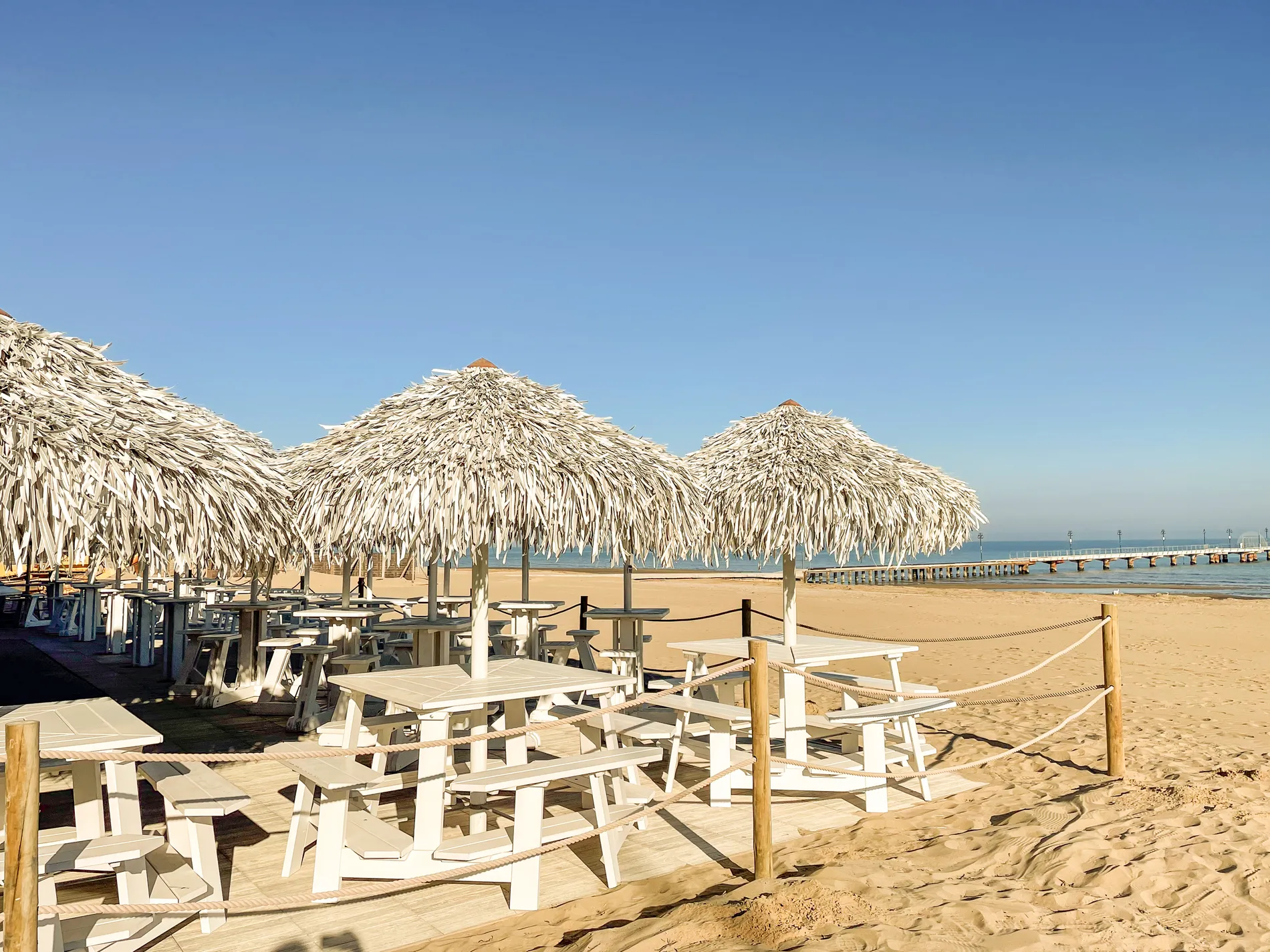Compositions paille bambou cannes bambou feuilles palmier roseau africain pergolas parasols kiosques chiringuitos v&eacute;randas &eacute;tablissements baln&eacute;aires lidos restaurants plages parcs h&ocirc;tels piscines