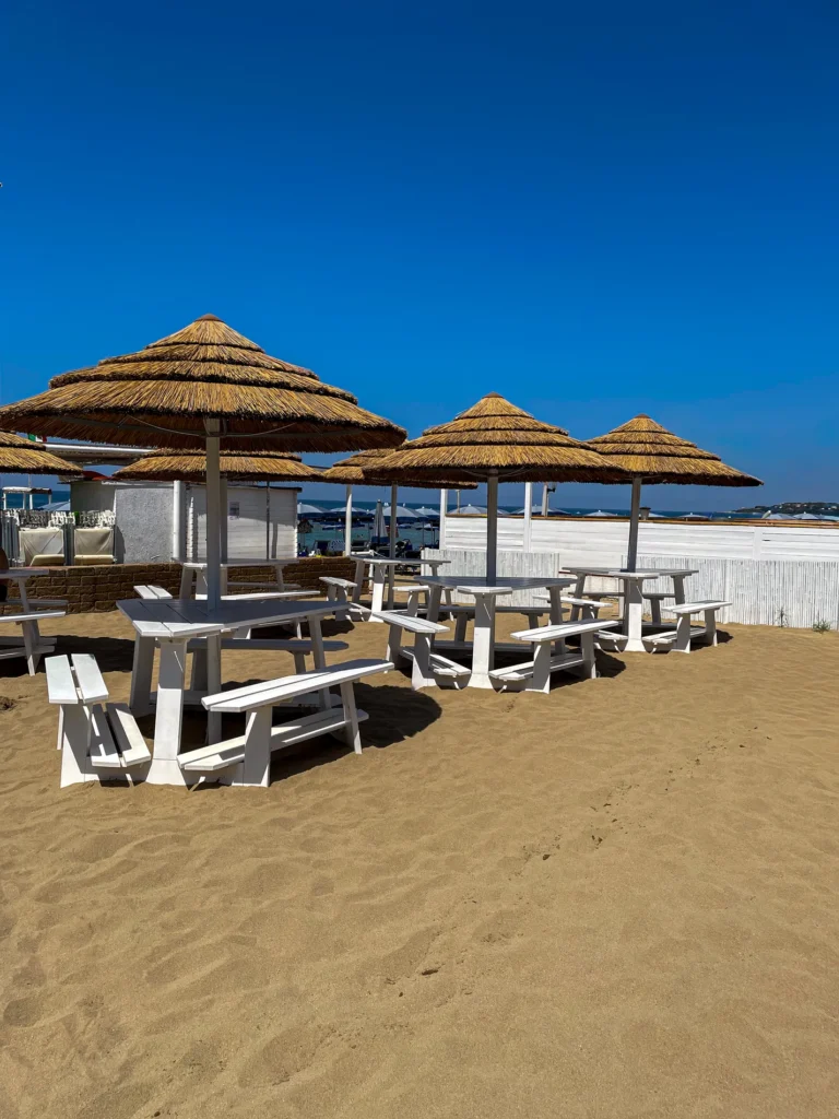 Compositions paille bambou cannes bambou feuilles palmier roseau africain pergolas parasols kiosques chiringuitos v&eacute;randas &eacute;tablissements baln&eacute;aires lidos restaurants plages parcs h&ocirc;tels piscines