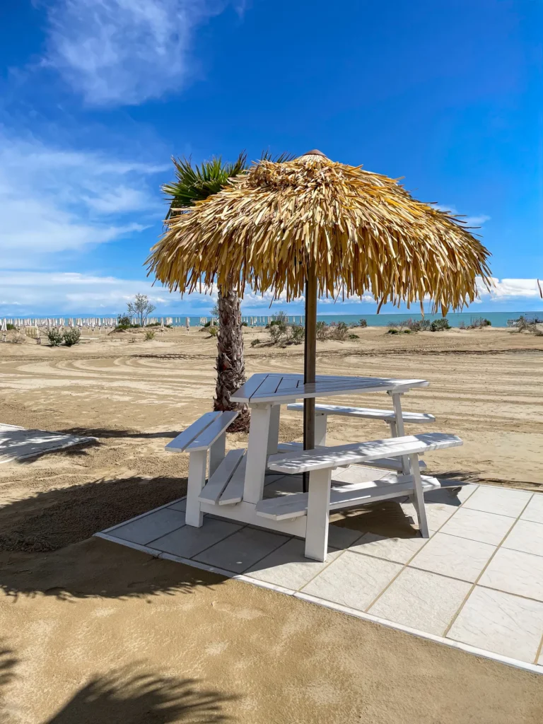 Compositions paille bambou cannes bambou feuilles palmier roseau africain pergolas parasols kiosques chiringuitos v&eacute;randas &eacute;tablissements baln&eacute;aires lidos restaurants plages parcs h&ocirc;tels piscines
