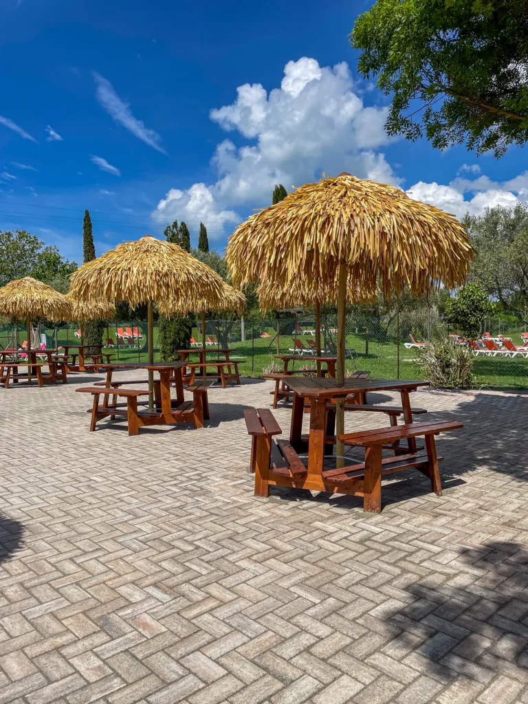 Compositions paille bambou cannes bambou feuilles palmier roseau africain pergolas parasols kiosques chiringuitos v&eacute;randas &eacute;tablissements baln&eacute;aires lidos restaurants plages parcs h&ocirc;tels piscines