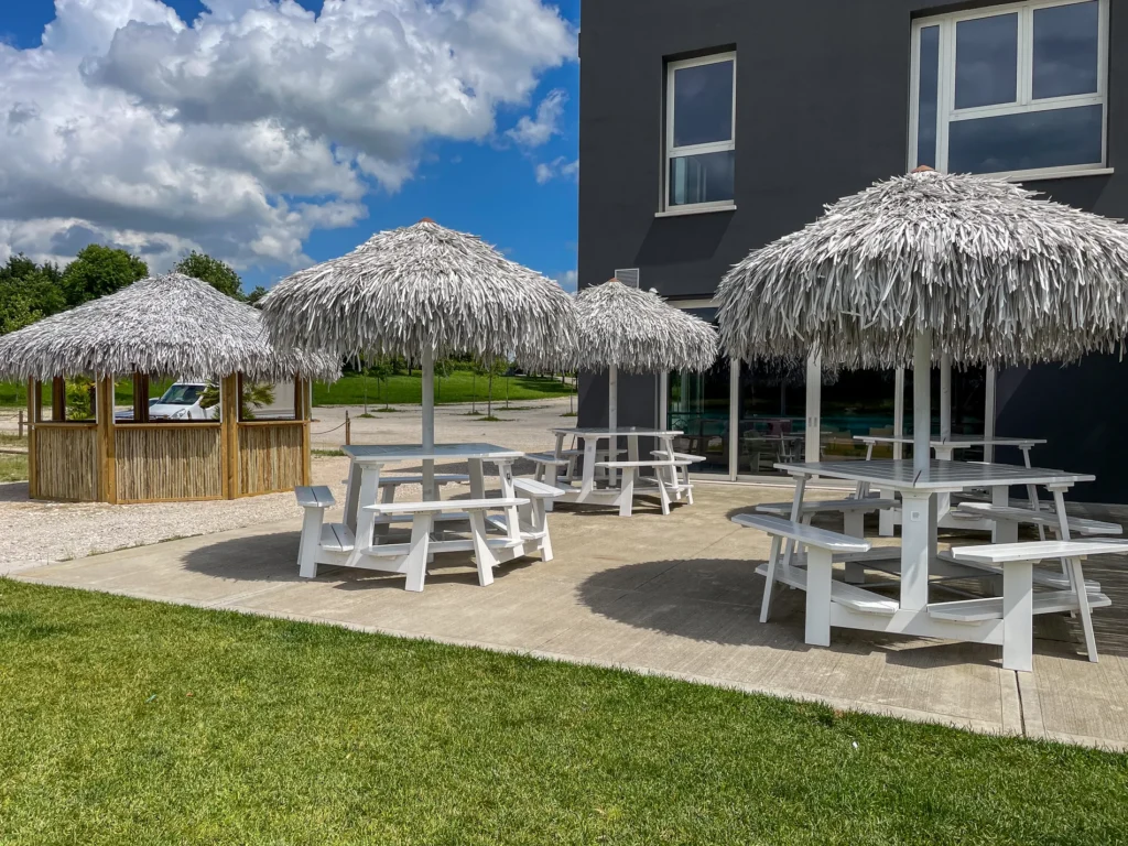 Compositions paille bambou cannes bambou feuilles palmier roseau africain pergolas parasols kiosques chiringuitos v&eacute;randas &eacute;tablissements baln&eacute;aires lidos restaurants plages parcs h&ocirc;tels piscines