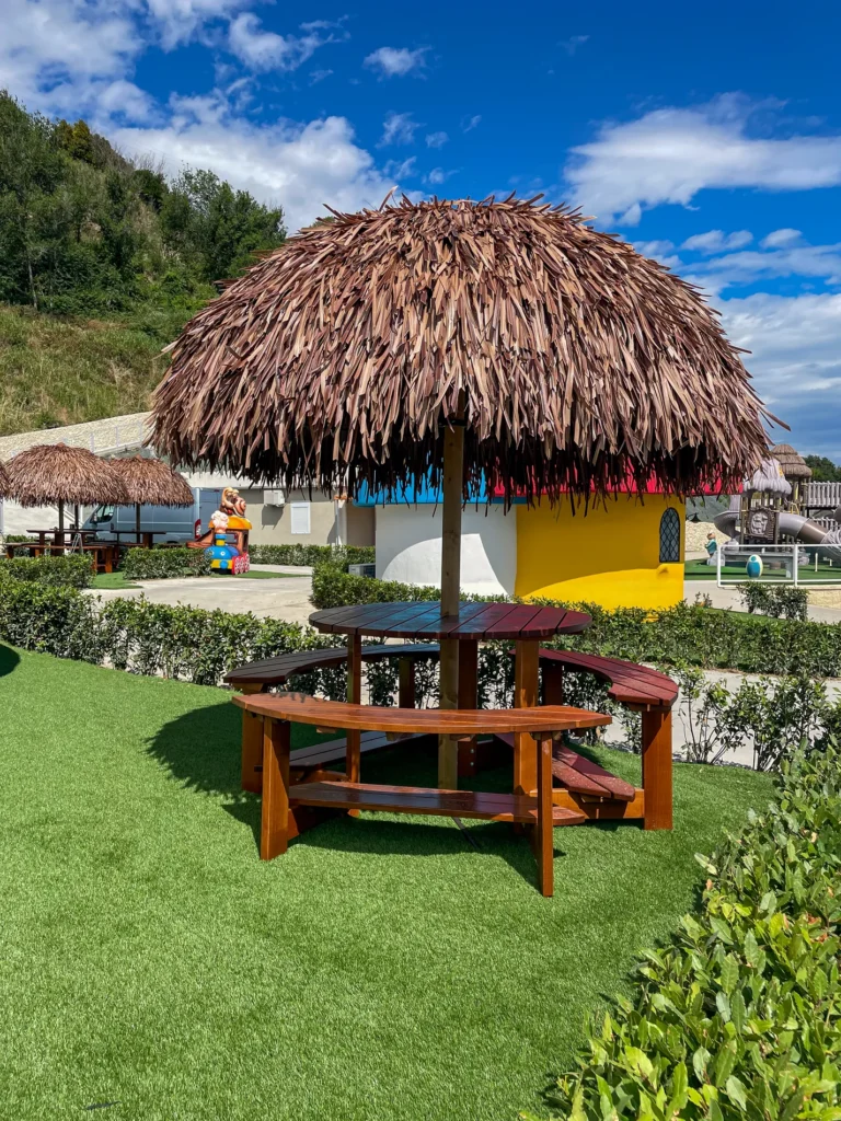 Compositions paille bambou cannes bambou feuilles palmier roseau africain pergolas parasols kiosques chiringuitos v&eacute;randas &eacute;tablissements baln&eacute;aires lidos restaurants plages parcs h&ocirc;tels piscines