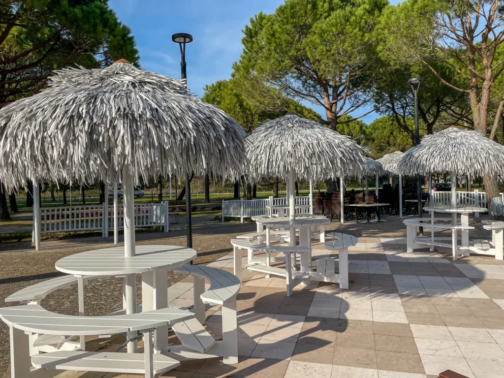 Compositions paille bambou cannes bambou feuilles palmier roseau africain pergolas parasols kiosques chiringuitos v&eacute;randas &eacute;tablissements baln&eacute;aires lidos restaurants plages parcs h&ocirc;tels piscines