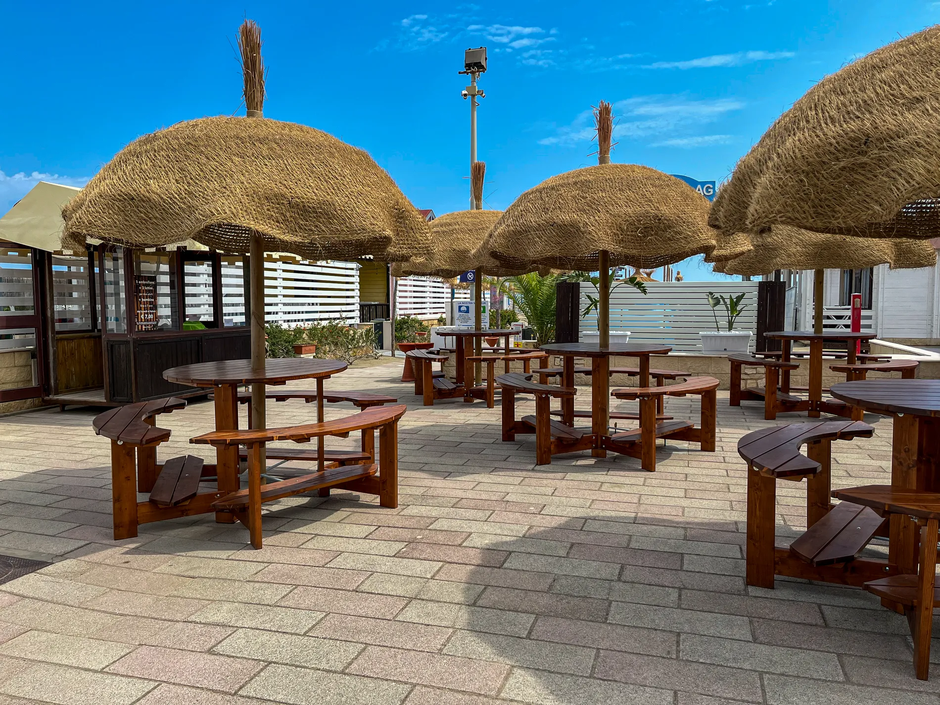 Compositions paille bambou cannes bambou feuilles palmier roseau africain pergolas parasols kiosques chiringuitos vérandas établissements balnéaires lidos restaurants plages parcs hôtels piscines