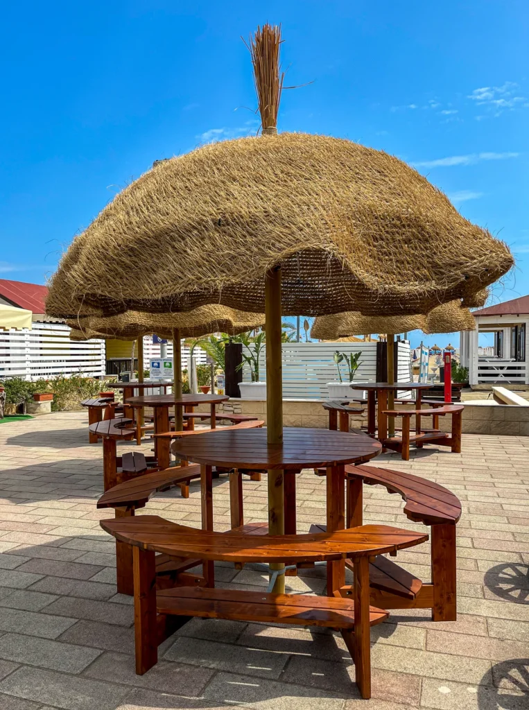 Compositions paille bambou cannes bambou feuilles palmier roseau africain pergolas parasols kiosques chiringuitos v&eacute;randas &eacute;tablissements baln&eacute;aires lidos restaurants plages parcs h&ocirc;tels piscines