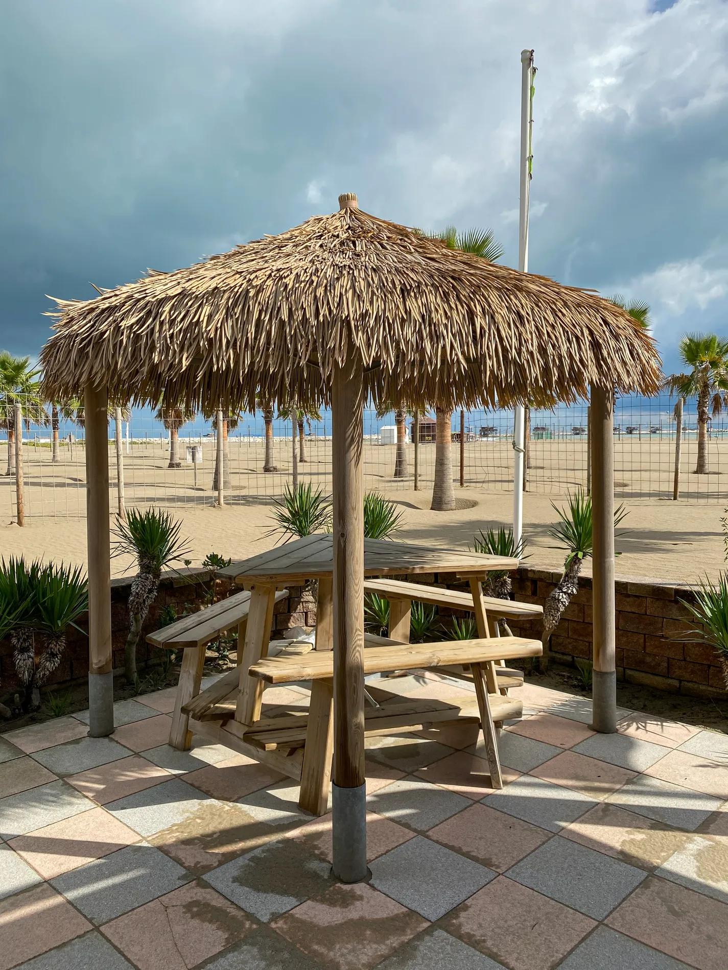 Couvertures paille bambou cannes bambou feuilles palmier roseau africain pergolas parasols kiosques chiringuitos v&eacute;randas &eacute;tablissements baln&eacute;aires lidos restaurants plages parcs h&ocirc;tels piscines