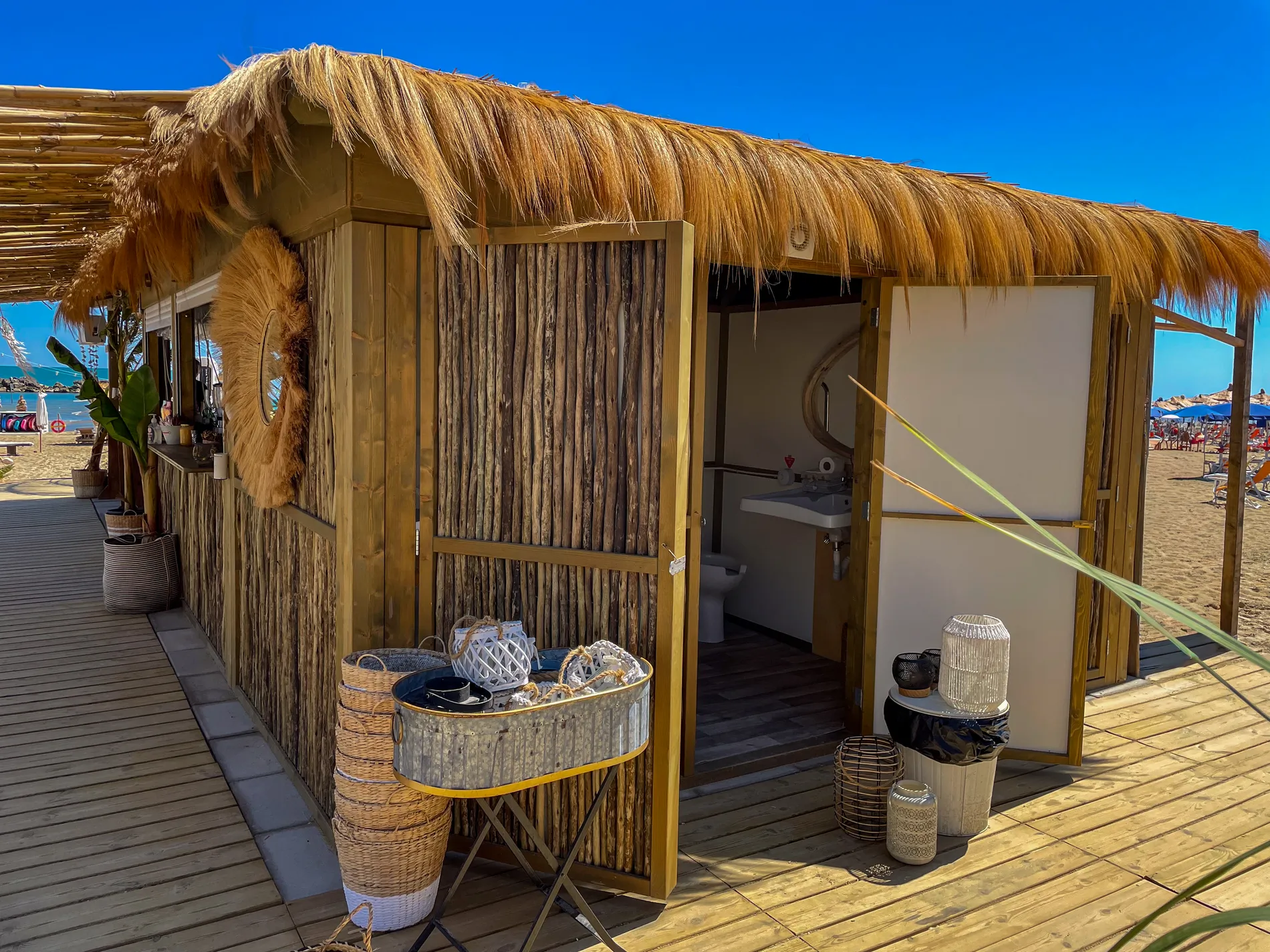 Couvertures paille bambou cannes bambou feuilles palmier roseau africain pergolas parasols kiosques chiringuitos vérandas établissements balnéaires lidos restaurants plages parcs hôtels piscines