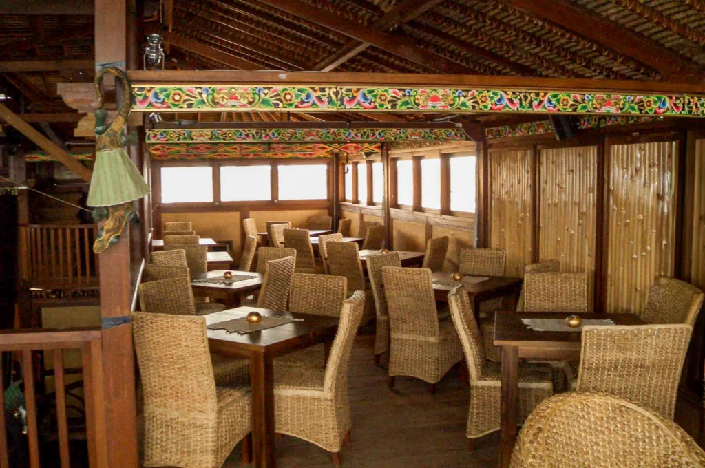 Construction paille bambou cannes bambou feuilles palmier roseau africain pergolas parasols kiosques chiringuitos v&eacute;randas &eacute;tablissements baln&eacute;aires lidos restaurants plages parcs h&ocirc;tels piscines