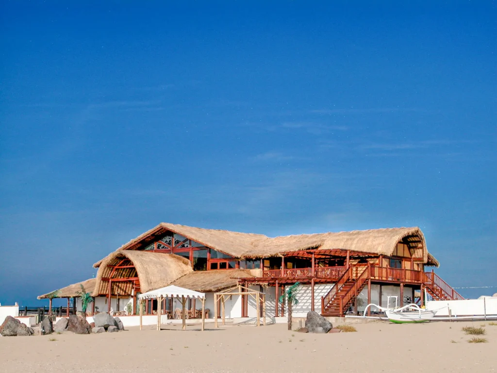 Construction paille bambou cannes bambou feuilles palmier roseau africain pergolas parasols kiosques chiringuitos v&eacute;randas &eacute;tablissements baln&eacute;aires lidos restaurants plages parcs h&ocirc;tels piscines