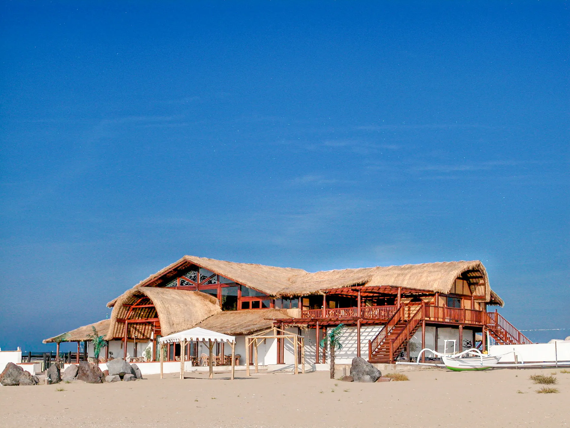 Construction paille bambou cannes bambou feuilles palmier roseau africain pergolas parasols kiosques chiringuitos v&eacute;randas &eacute;tablissements baln&eacute;aires lidos restaurants plages parcs h&ocirc;tels piscines