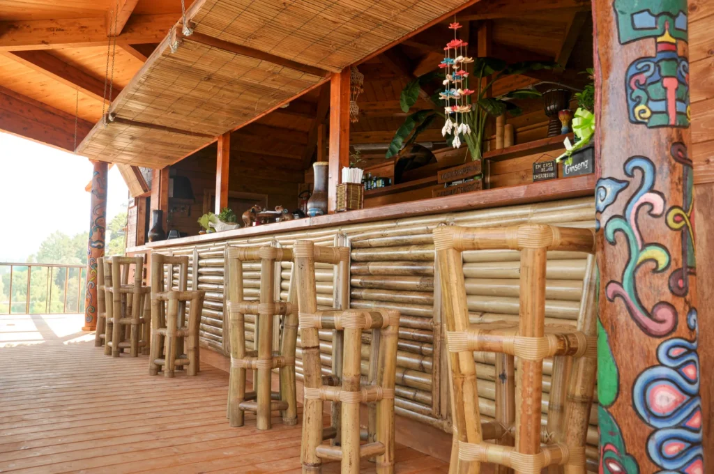 Construction paille bambou cannes bambou feuilles palmier roseau africain pergolas parasols kiosques chiringuitos v&eacute;randas &eacute;tablissements baln&eacute;aires lidos restaurants plages parcs h&ocirc;tels piscines