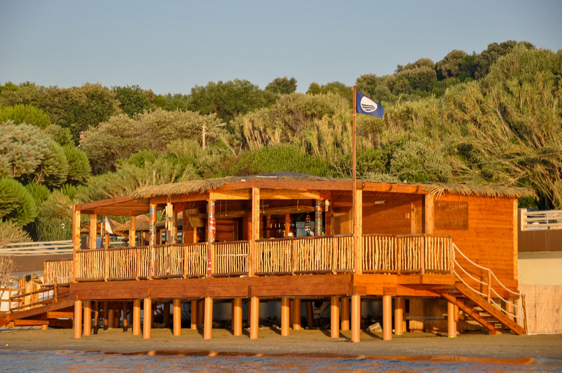 Construction paille bambou cannes bambou feuilles palmier roseau africain pergolas parasols kiosques chiringuitos v&eacute;randas &eacute;tablissements baln&eacute;aires lidos restaurants plages parcs h&ocirc;tels piscines