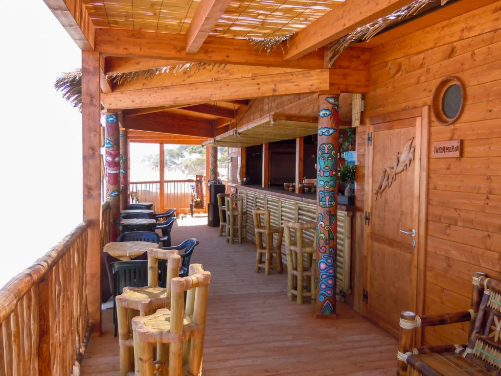 Construction paille bambou cannes bambou feuilles palmier roseau africain pergolas parasols kiosques chiringuitos v&eacute;randas &eacute;tablissements baln&eacute;aires lidos restaurants plages parcs h&ocirc;tels piscines