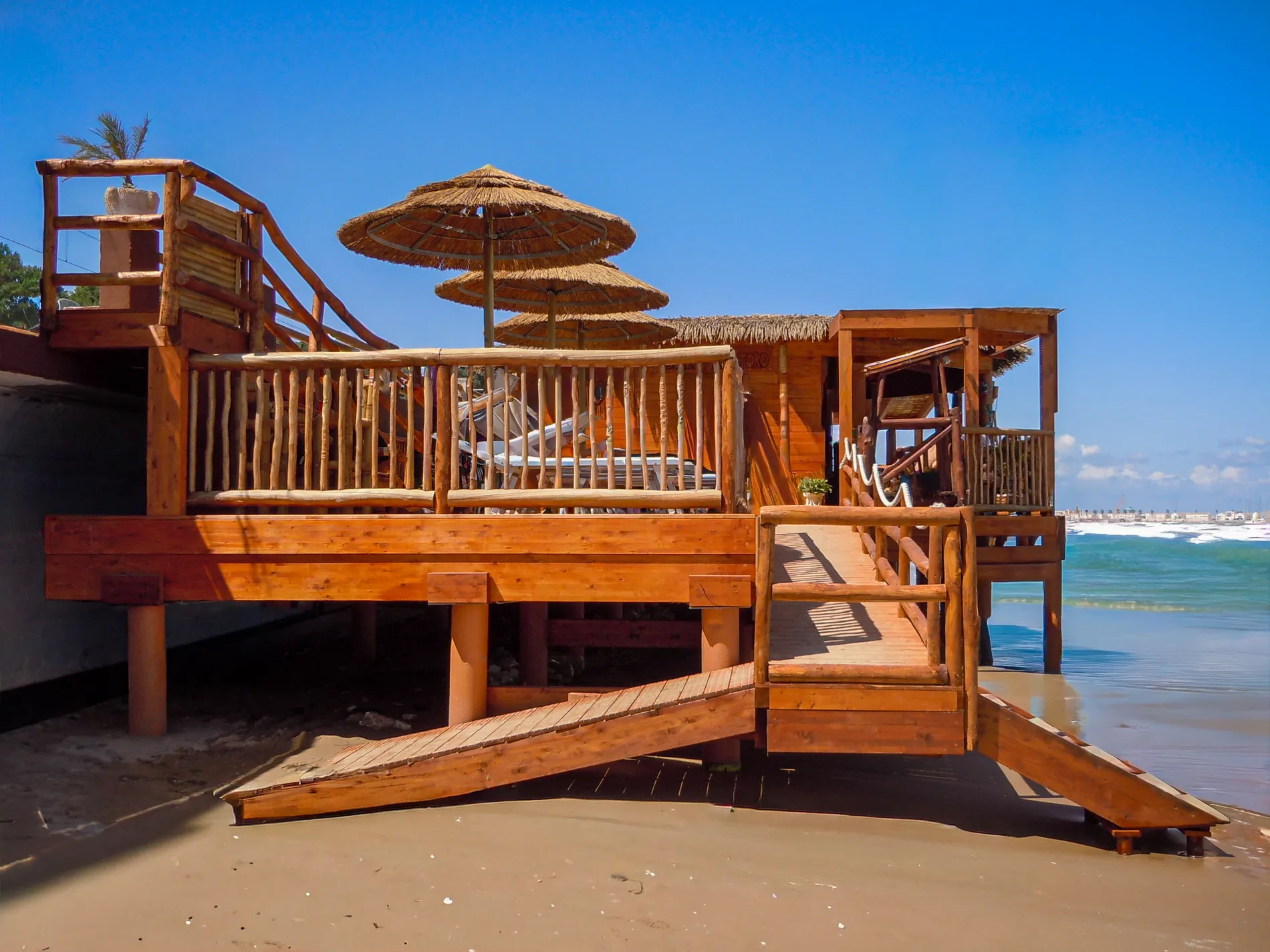 Construction paille bambou cannes bambou feuilles palmier roseau africain pergolas parasols kiosques chiringuitos v&eacute;randas &eacute;tablissements baln&eacute;aires lidos restaurants plages parcs h&ocirc;tels piscines